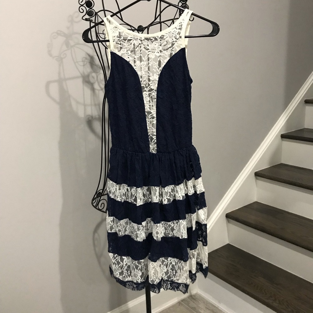 NWT ASOS Woman’s Lace Dress Size 2